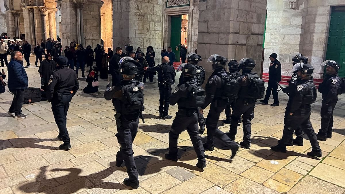 Israeli Forces Storm Al-Aqsa Mosque in Jerusalem, Sparking Clashes – NBC Chicago - Vimarsana News