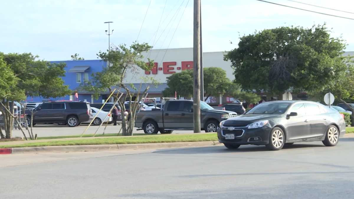 Cheerleaders Shot After Getting Into Wrong Car at H-E-B Parking Lot in Elgin – NBC Chicago - Vimarsana News