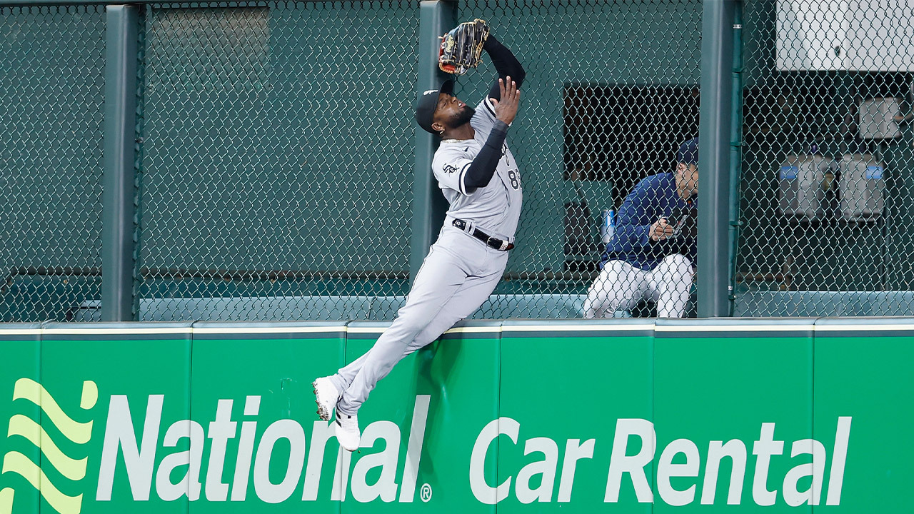 White Sox rookie Luis Robert wins Gold Glove