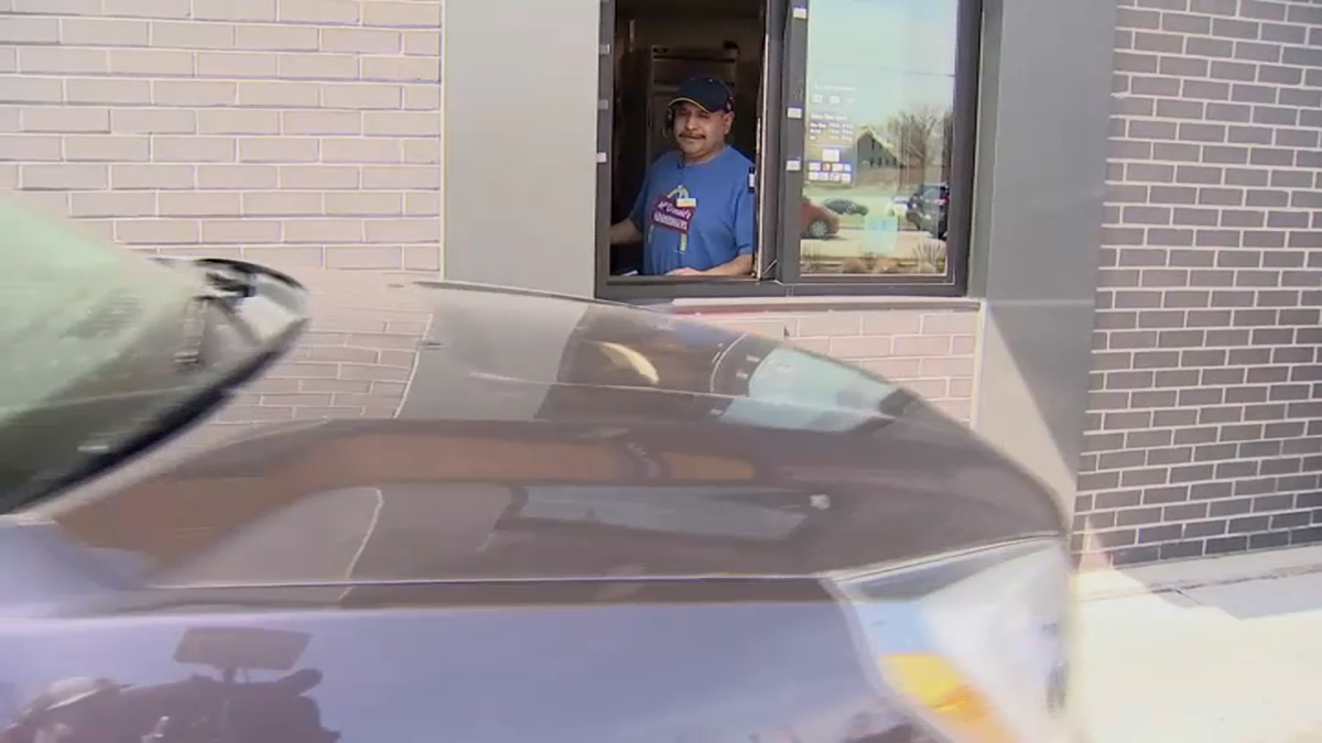 Clientes de McDonald’s sorprenden a trabajador con $6 – Telemundo Chicago