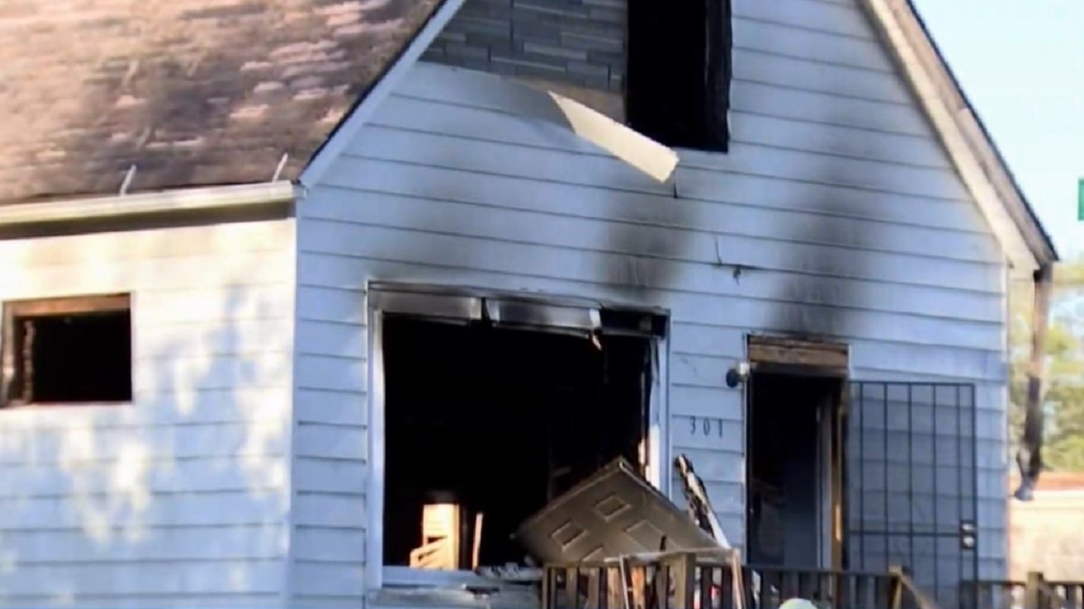 Woman Killed in Roseland House Fire – NBC Chicago