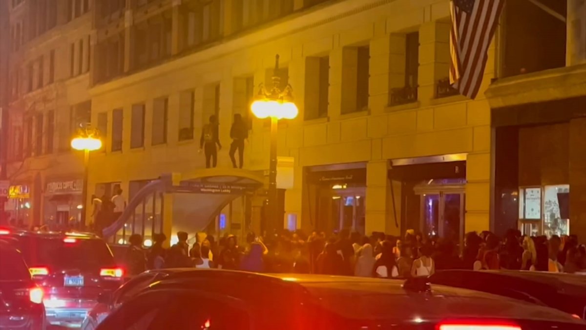 Downtown Chicago Businesses Say They Locked Doors, Escorted Customers to Safety Amid 'Violent' Weekend Gatherings – NBC Chicago - Vimarsana News