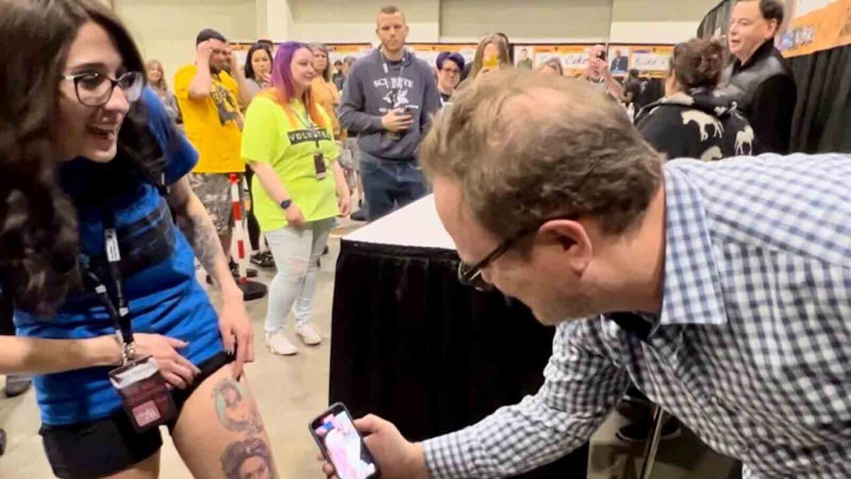 Watch Rainn Wilson React to Superfan's 23 'The Office' Tattoos – NBC Chicago - Vimarsana News