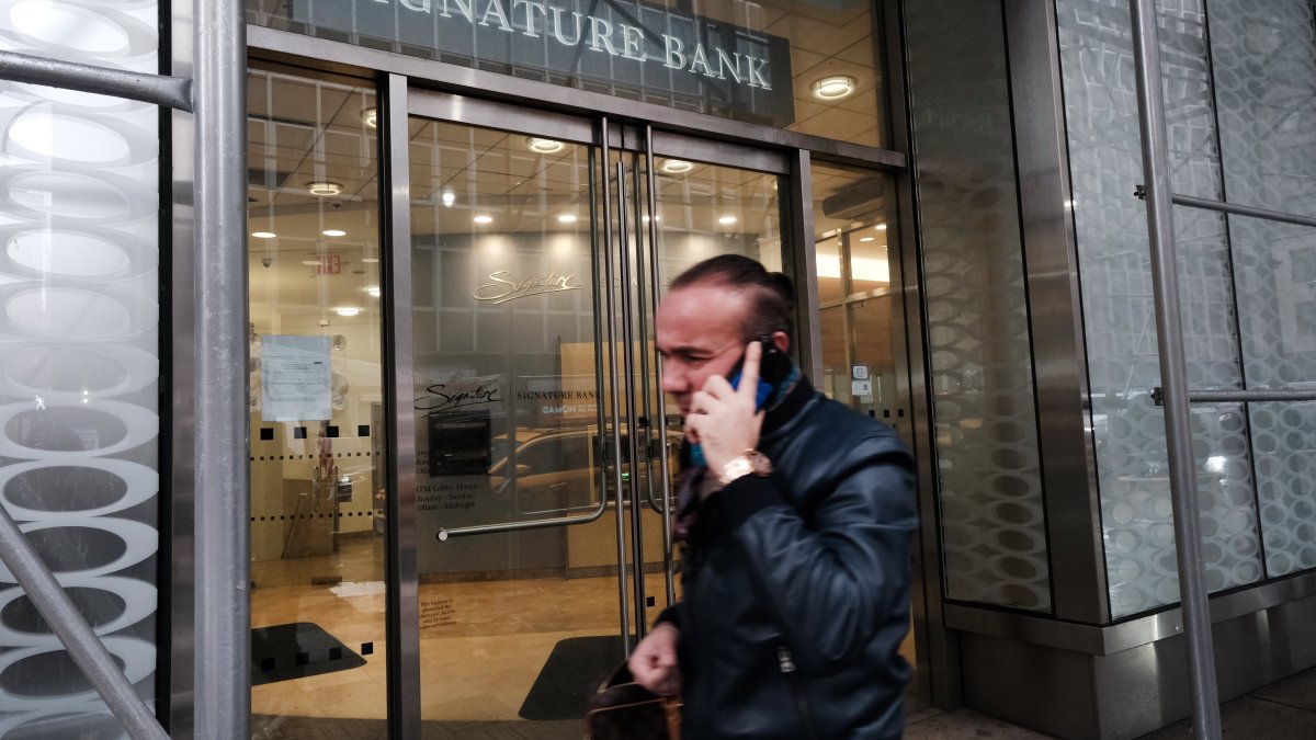 Former Top Execs of SVB and Signature Bank Will Testify at Senate Hearing This Month - Vimarsana News