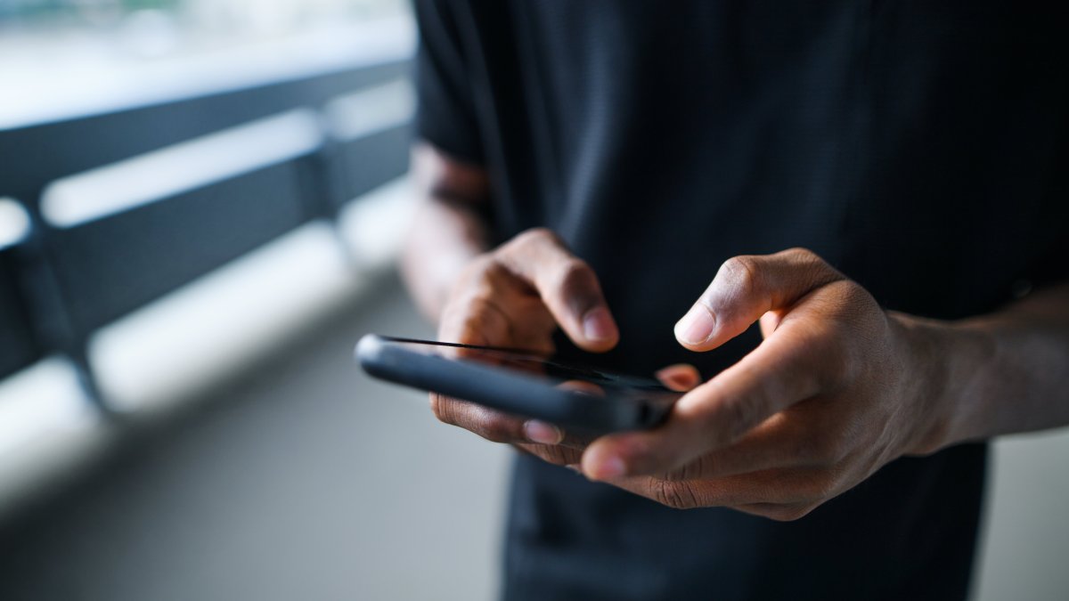 That Simple 'Hi' Text From a Stranger Could Be the Start of a Scam That Ends Up Costing You Millions – NBC Chicago - Vimarsana News