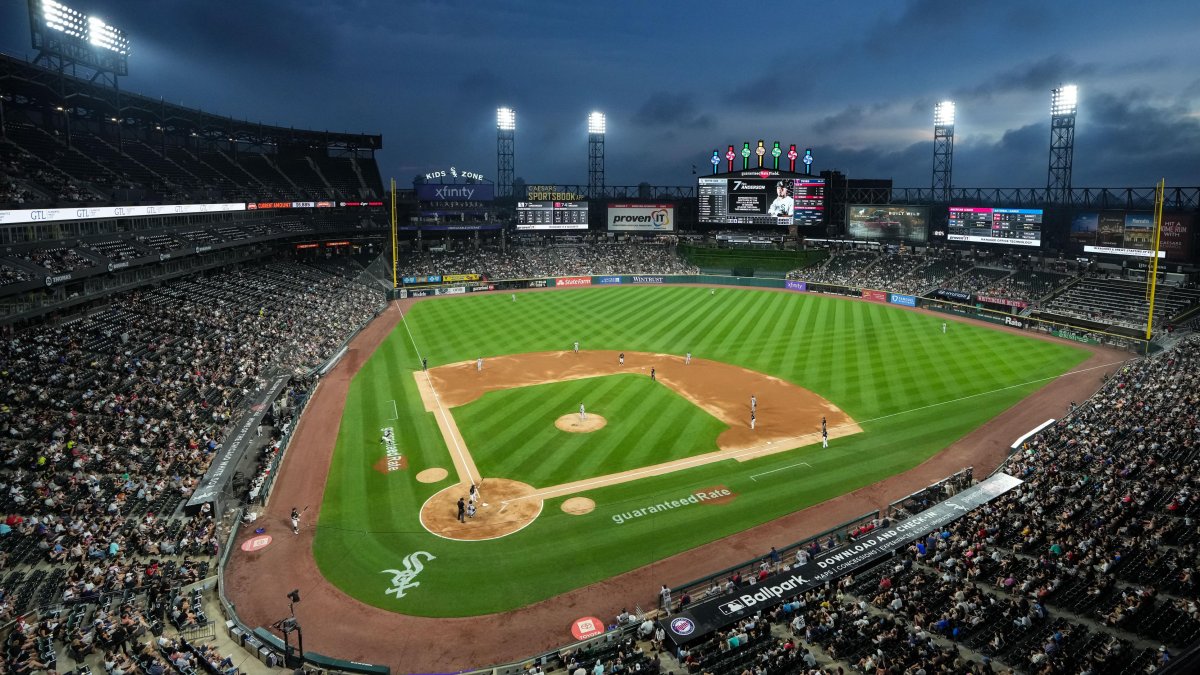 White Sox-Royals game delayed after fan falls into bullpen at Rate Field