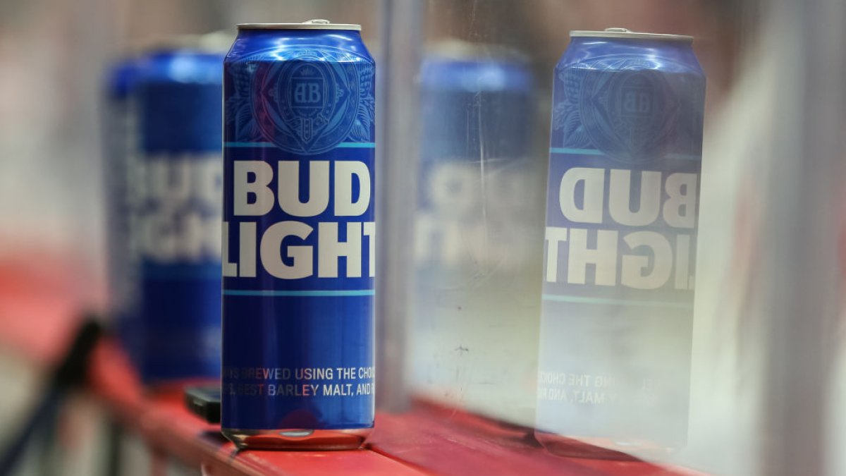 'Bud Light on Us': Budweiser Parent Now Offering Money Back to Boost Sales – NBC Chicago - Vimarsana News