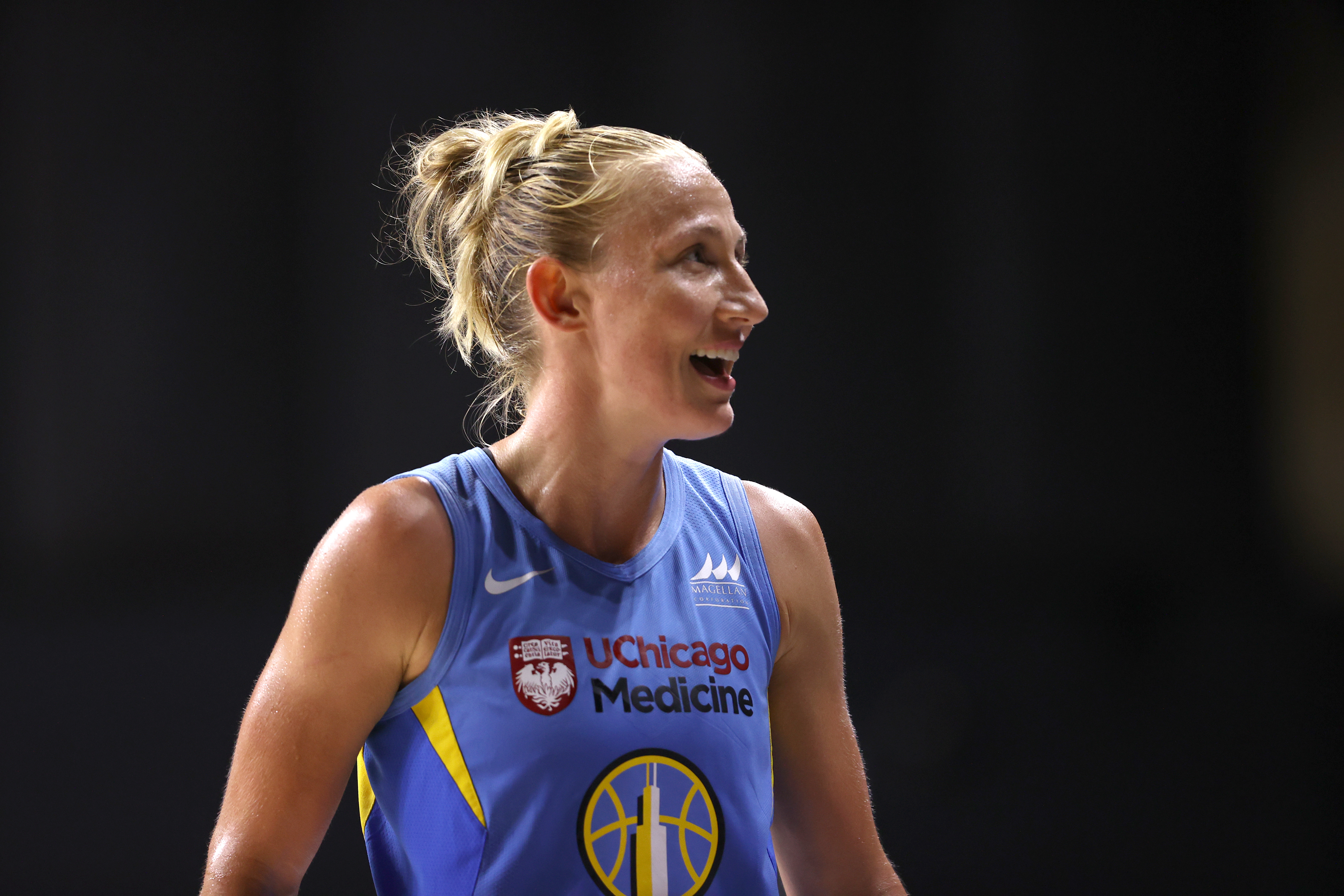Courtney Vandersloot re-signs with Chicago Sky amid free agent frenzy