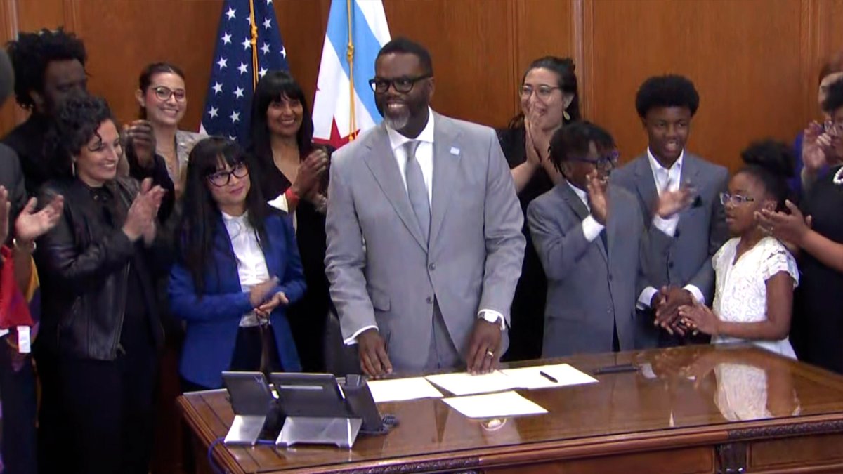 Chicago Mayor Brandon Johnson Signs Executive Orders on First Day in ...