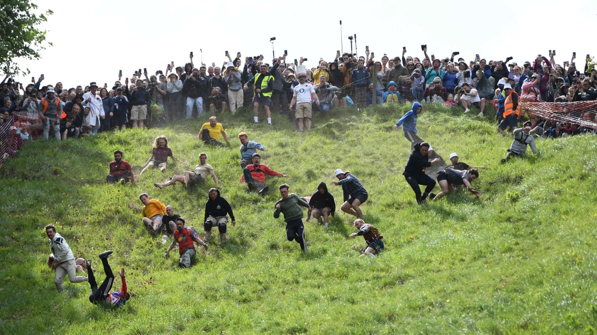 Contestants Tumble in Annual UK Cheese Wheel Race – NBC Chicago - Vimarsana News