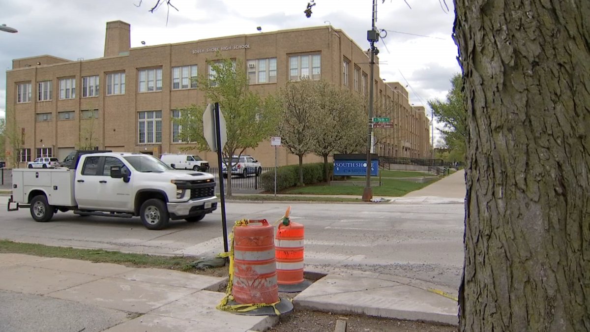 Residents Express Opposition to Using Vacant South Shore High School to Shelter Migrants - Vimarsana News