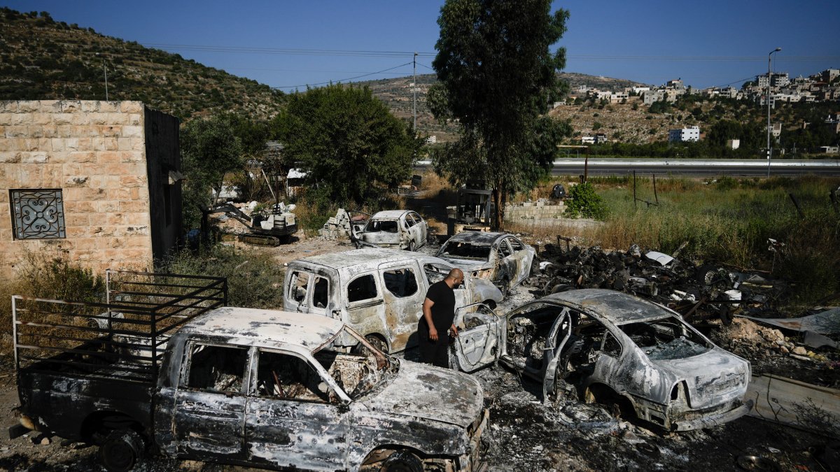 Israeli settlers storm Palestinian town, kill 1 – NBC Chicago - Vimarsana News