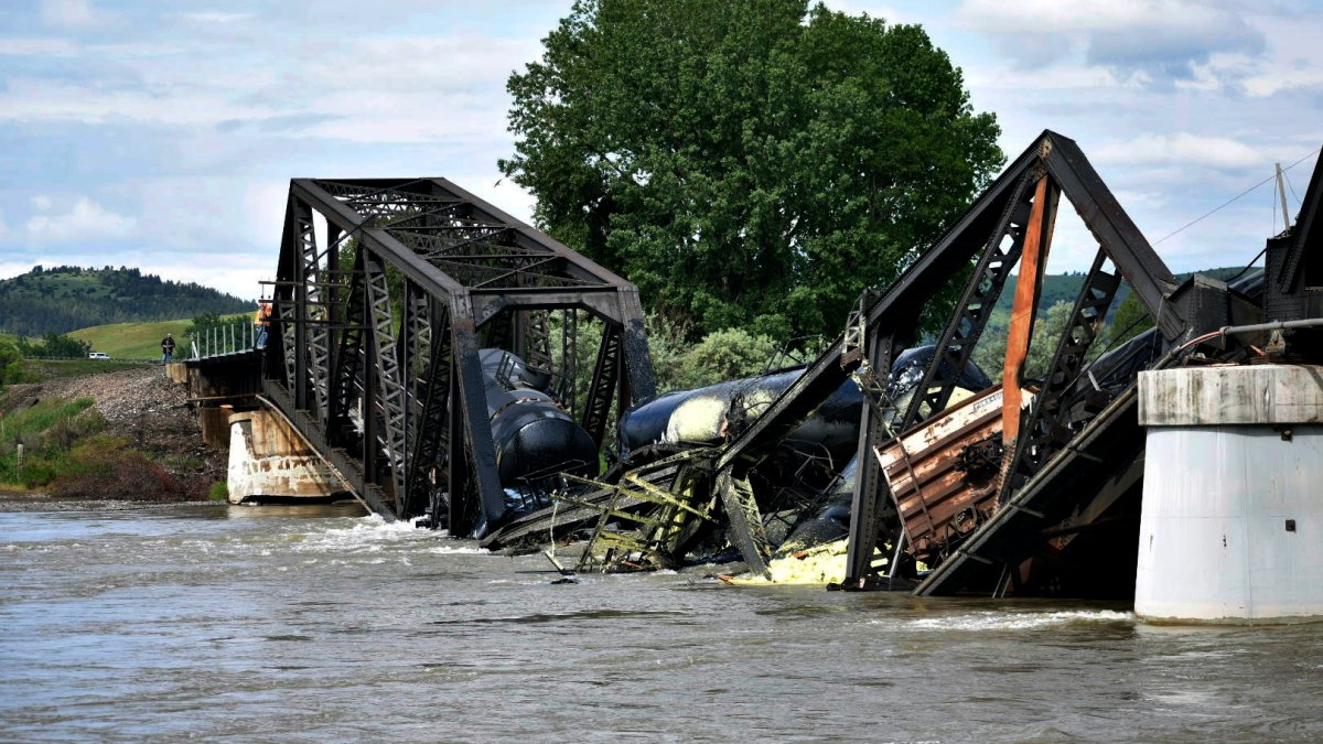 Montana bridge collapse: Freight train plunges into Yellowstone river – NBC Chicago - Vimarsana News