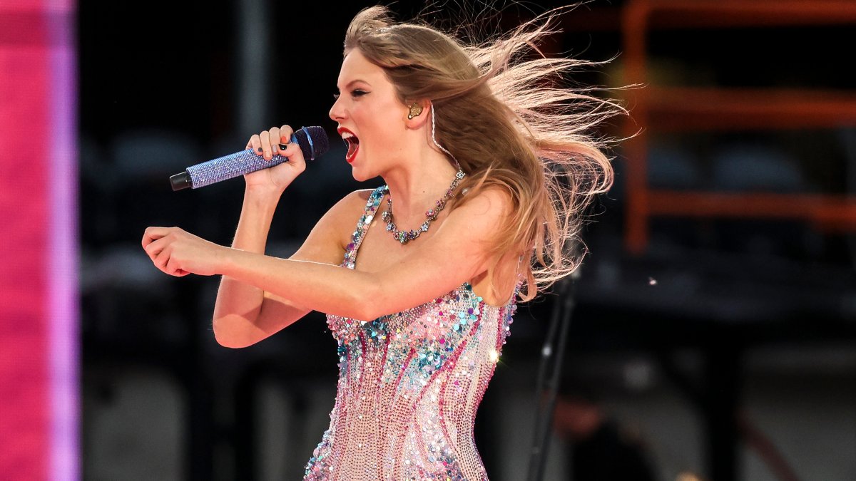 Photo of Taylor Swifts lustige Reaktion, nachdem sie auf der Bühne in Chicago ein Insekt verschluckt hatte – NBC Chicago