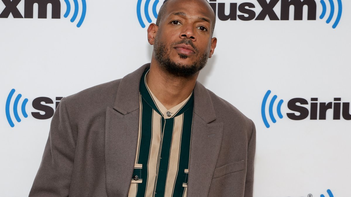 Comedian Marlon Wayans cited after incident at United Airlines gate