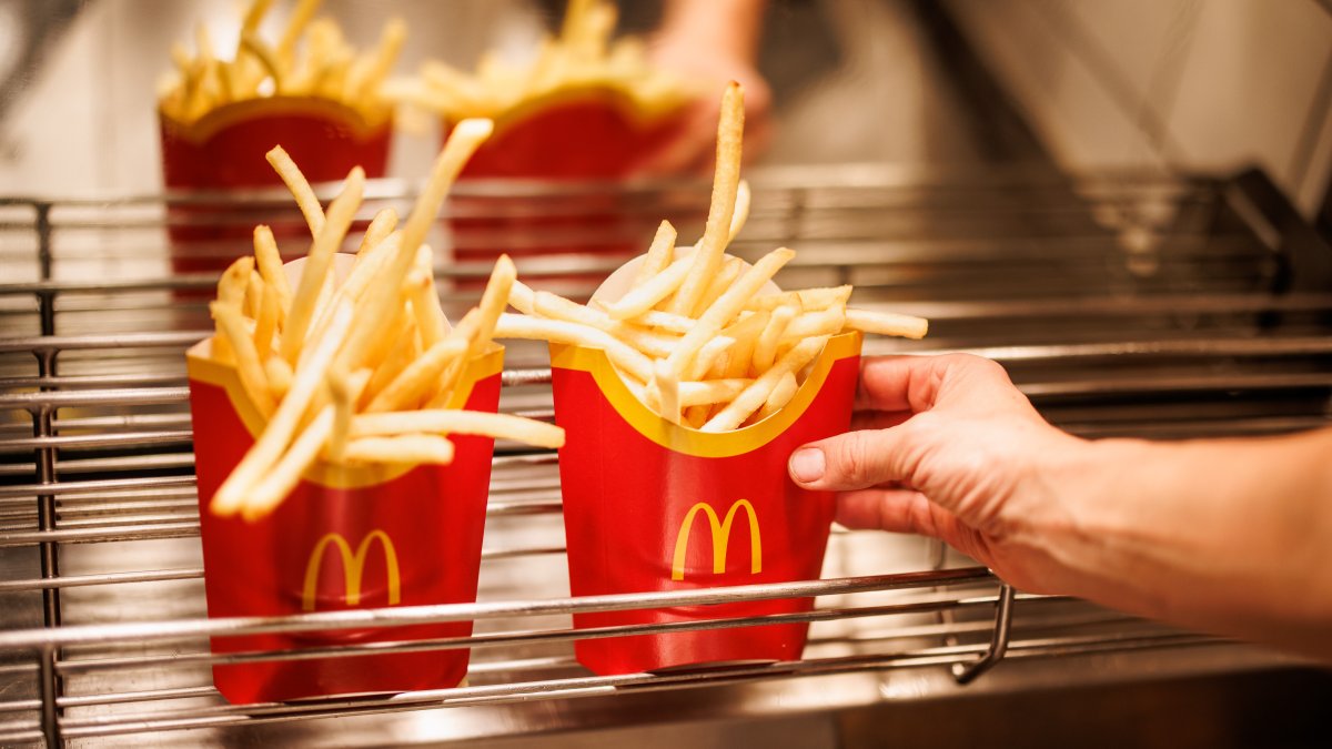 McDonald’s offre des frites gratuites en une seule journée.  Voici quand et comment l’obtenir – NBC Chicago