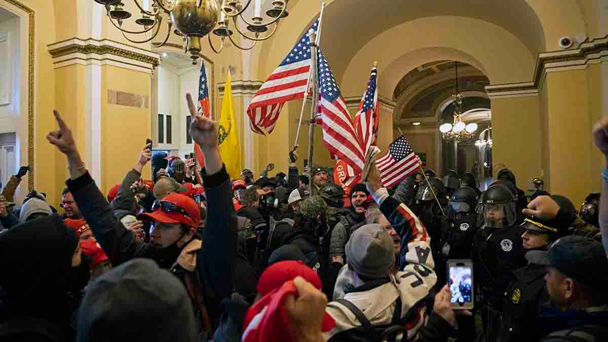 'Idiot' Jan. 6 rioter who stole John Lewis photo from Nancy Pelosi's office sentenced to more than 4 years in prison – NBC Chicago - Vimarsana News
