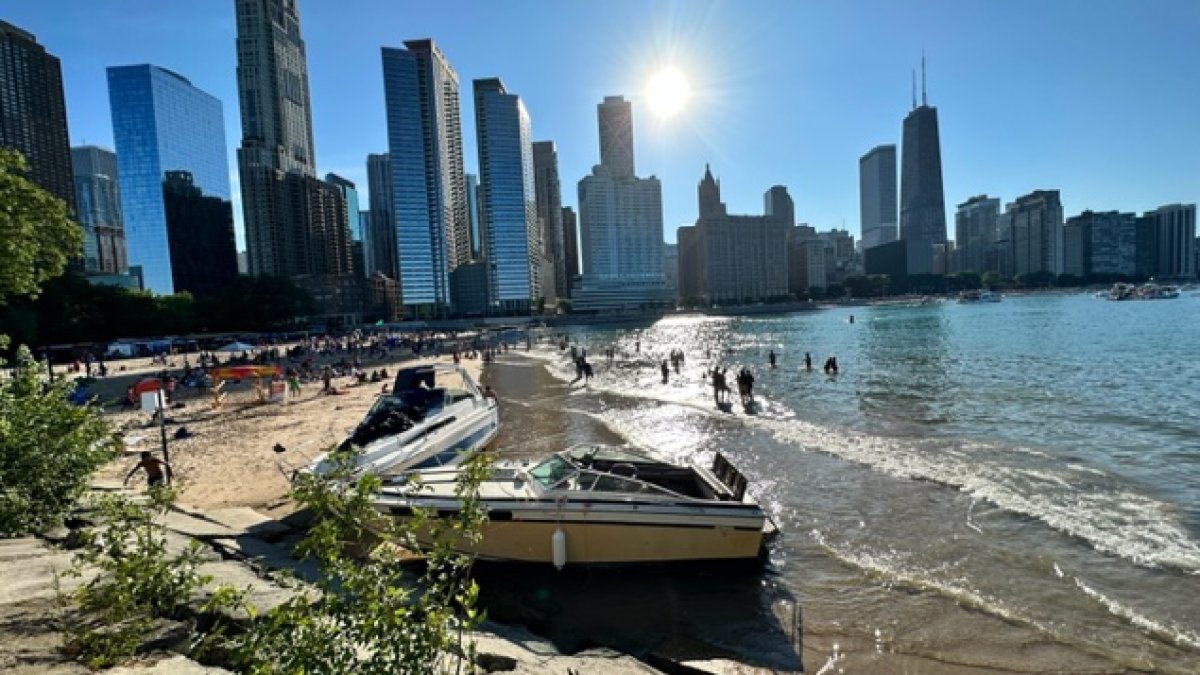 2 boats wash ashore at Ohio Street Beach during overnight storms