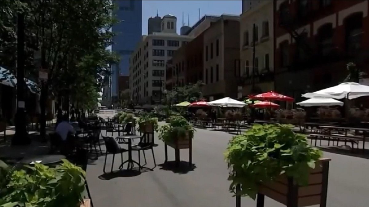 Portion of Clark Street closes in River North to expand outdoor dining Portion of Clark Street closes in River North to expand outdoor dining