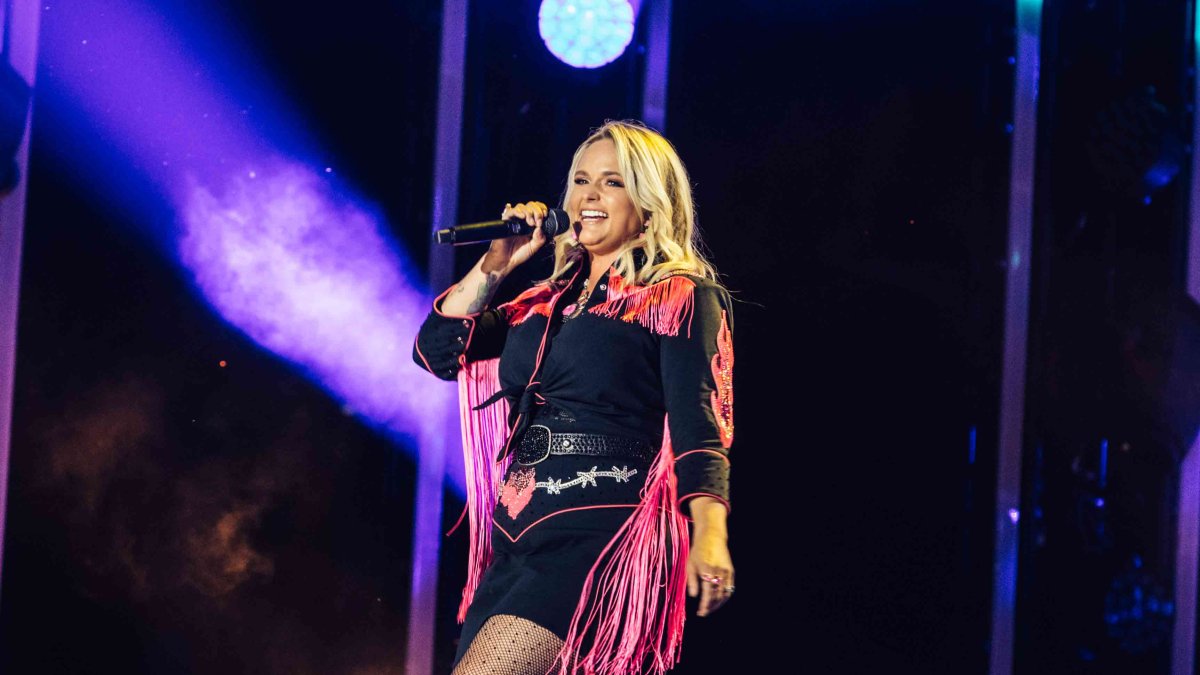 Miranda Lambert calls out fans for taking selfie during Las Vegas show