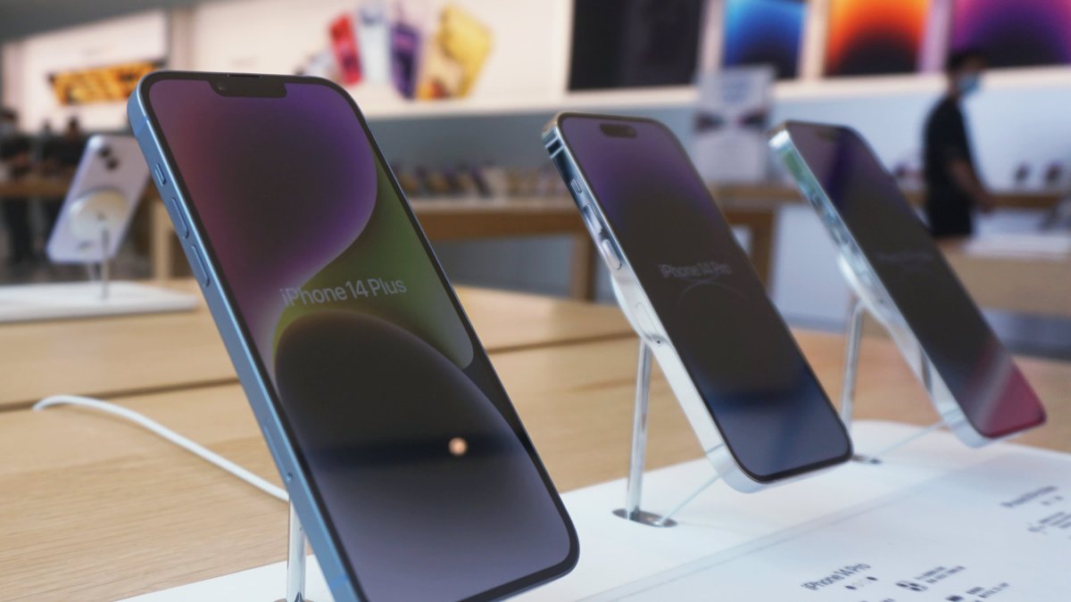 Global smartphone market to hit decade low in 2023 but Apple could take top spot, research shows - Vimarsana News