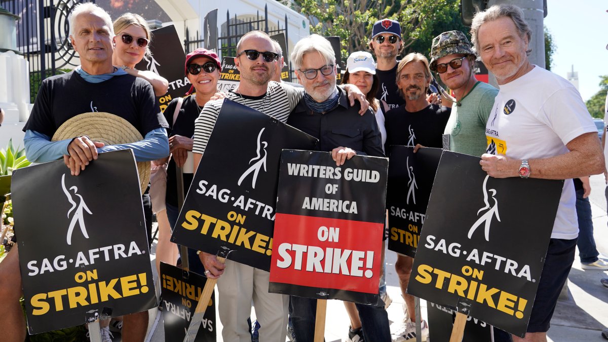 'Breaking Bad' stars join picket line to resume negotiations with actors – NBC Chicago - Vimarsana News