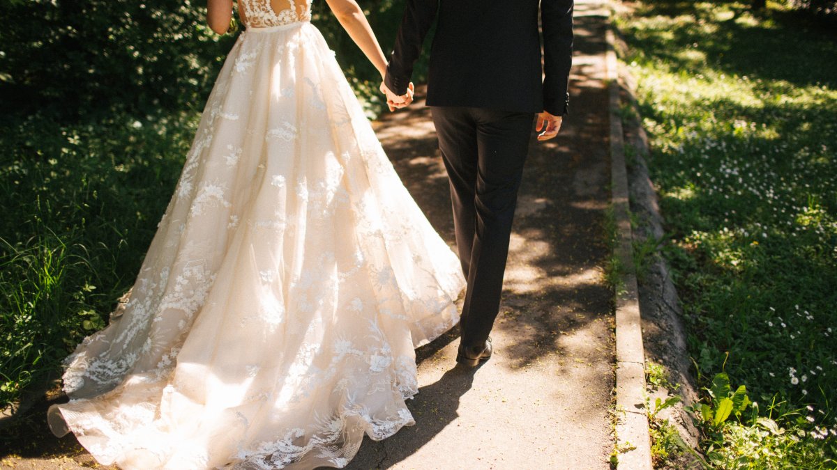 Mom watches in horror as toddler uses bride's dress as a 'human napkin' – NBC Chicago - Vimarsana News