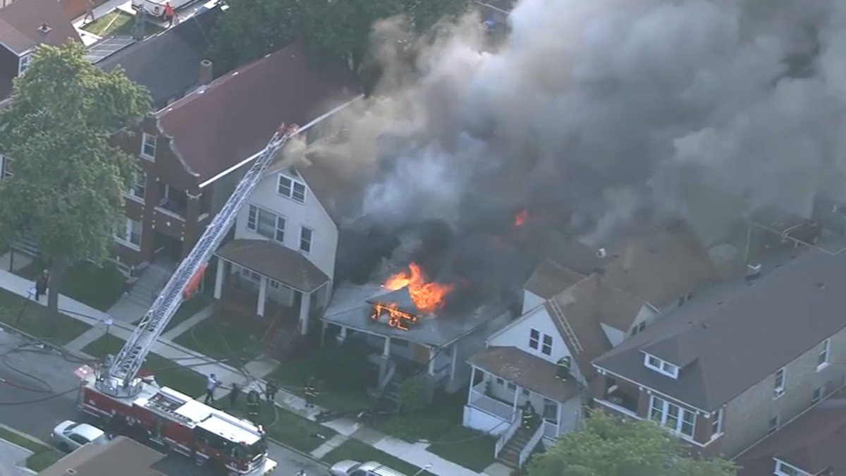 Firefighters battle large fire in Chicago Lawn