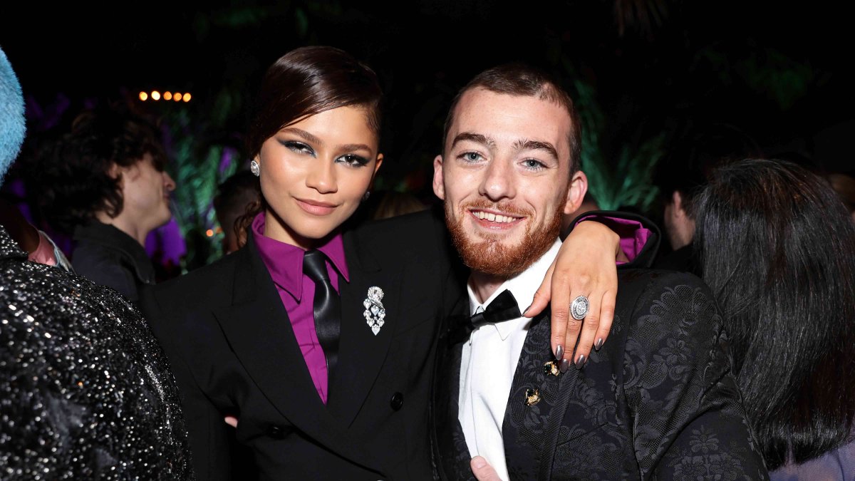 Zendaya visits mural honoring 'Euphoria' costar Angus Cloud after his death – NBC Chicago - Vimarsana News