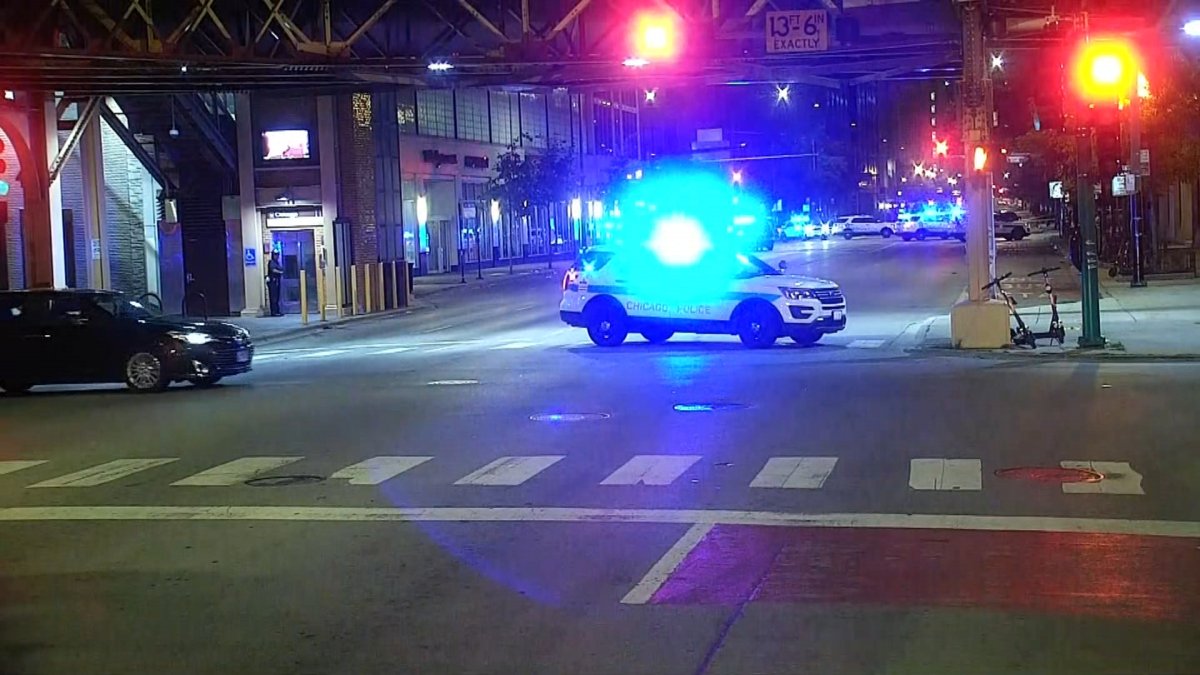 Man shot and killed at stoplight in River North, police say