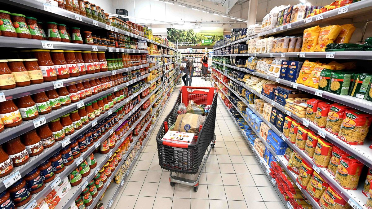 French grocery chain adds 'shrinkflation' labels to products in bid to shame supplier pricing – NBC Chicago - Vimarsana News