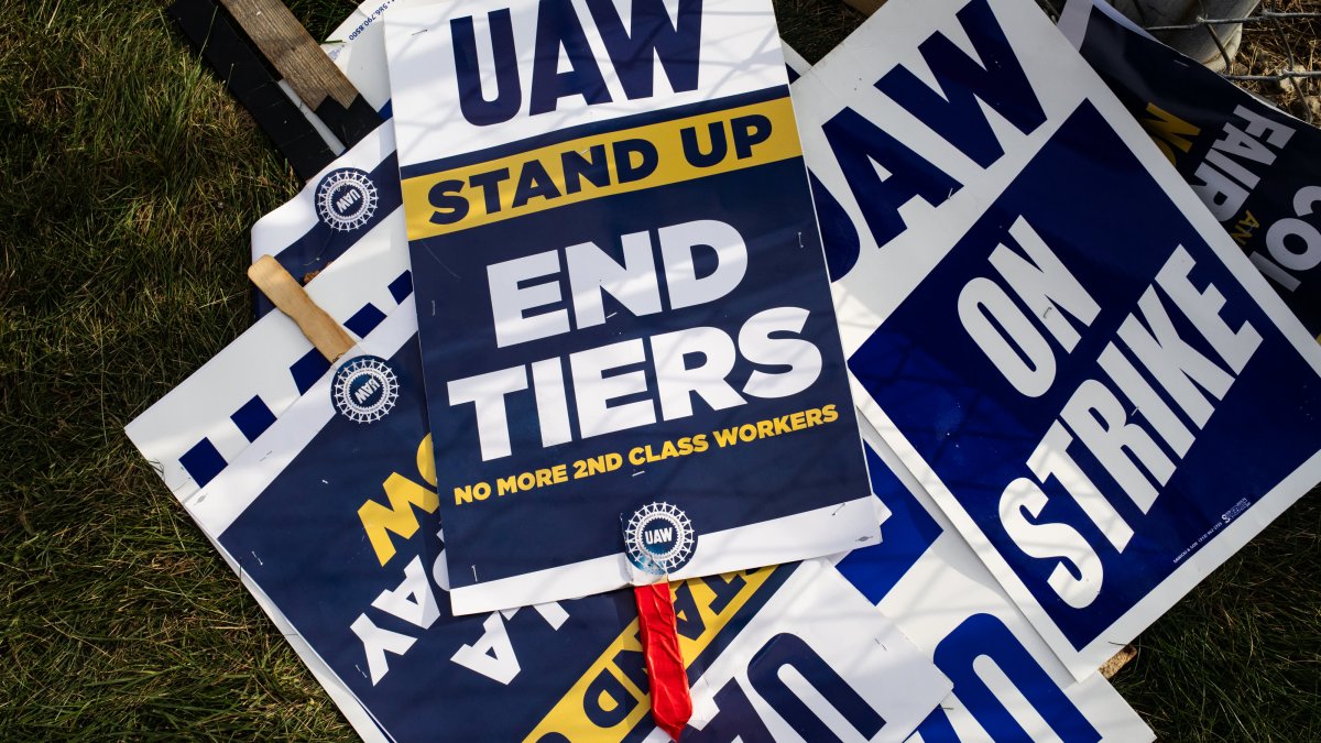 UAW strike continues in Chicago area as union tries to reach deal – NBC ...