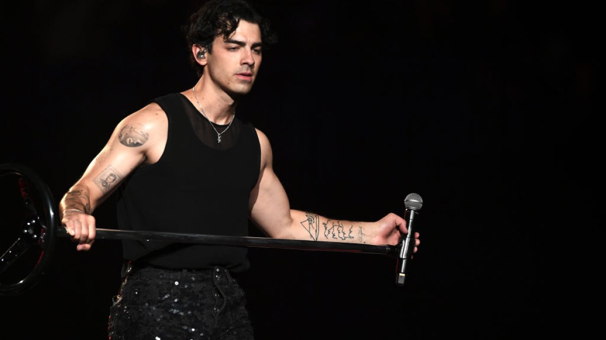 Joe Jonas shops local, scores vintage threads at small business in Chicago