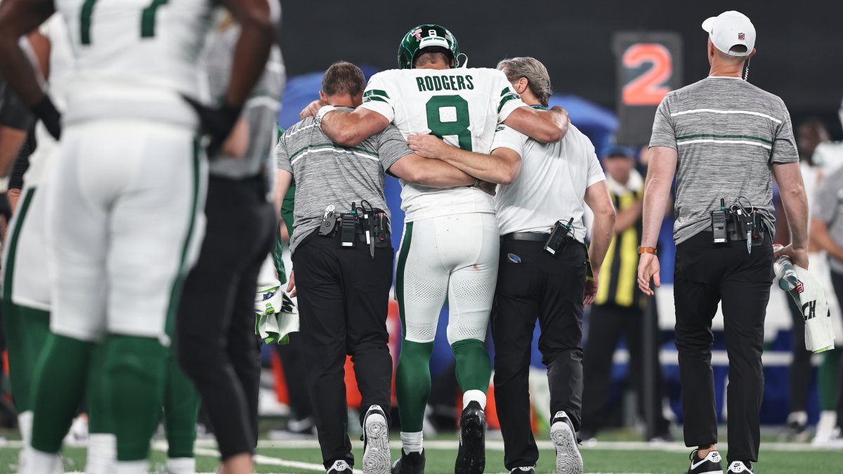 Jets' Aaron Rodgers suffers season-ending Achilles injury – NBC