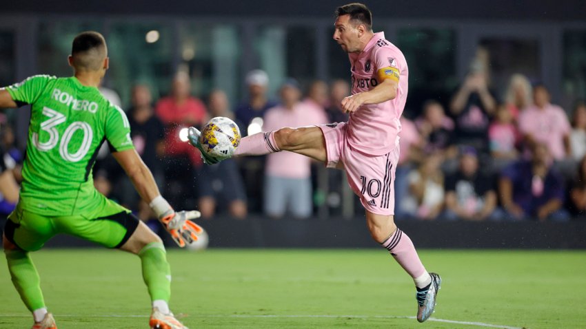 FORT LAUDERDALE, FLORIDA – SEPTEMBER 20: Lionel Messi #10 of Inter Miami controls the ball during the first half during a match between Toronto FC and Inter Miami CF at DRV PNK Stadium on September 20, 2023 in Fort Lauderdale, Florida. (Photo by Carmen Mandato/Getty Images)