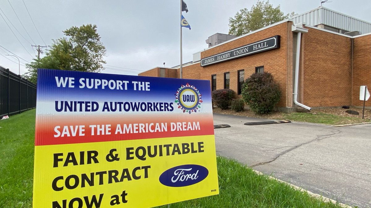 UAW strikes spread to Chicago Ford assembly plant as 7,000 more workers ...