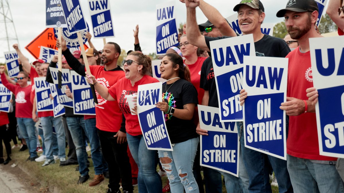 GM UAW may be nearing a labor deal after marathon negotiating session GM UAW may be nearing a labor deal after marathon negotiating session