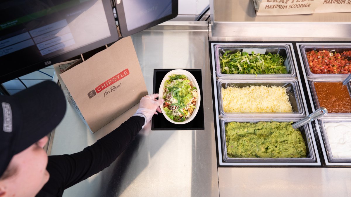 Chipotle tests automation for burrito bowls and salads - Vimarsana News