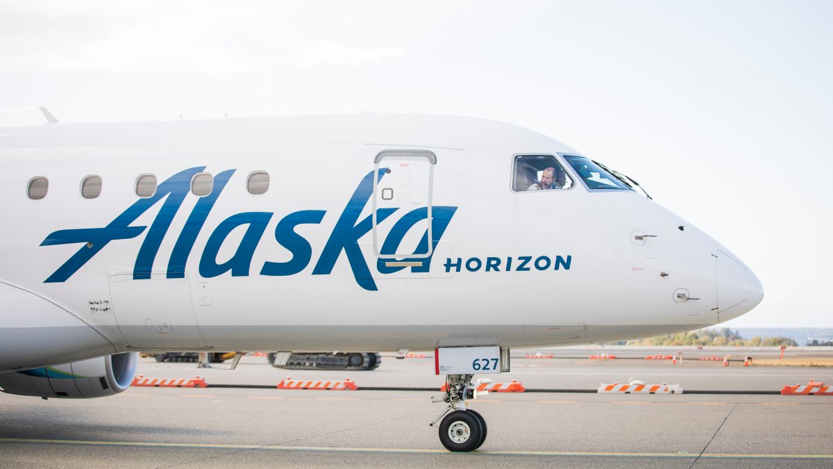 Offduty Alaska Airlines pilot riding in the cockpit jump seat tried to
