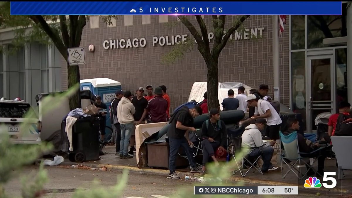 Volunteers Providing Medical Care To Migrants Staying At Chicago Police Stations Nbc Chicago 