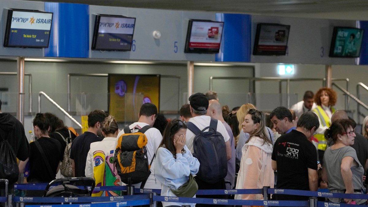 Israelis abroad desperately try to head home to join military units – NBC Chicago - Vimarsana News