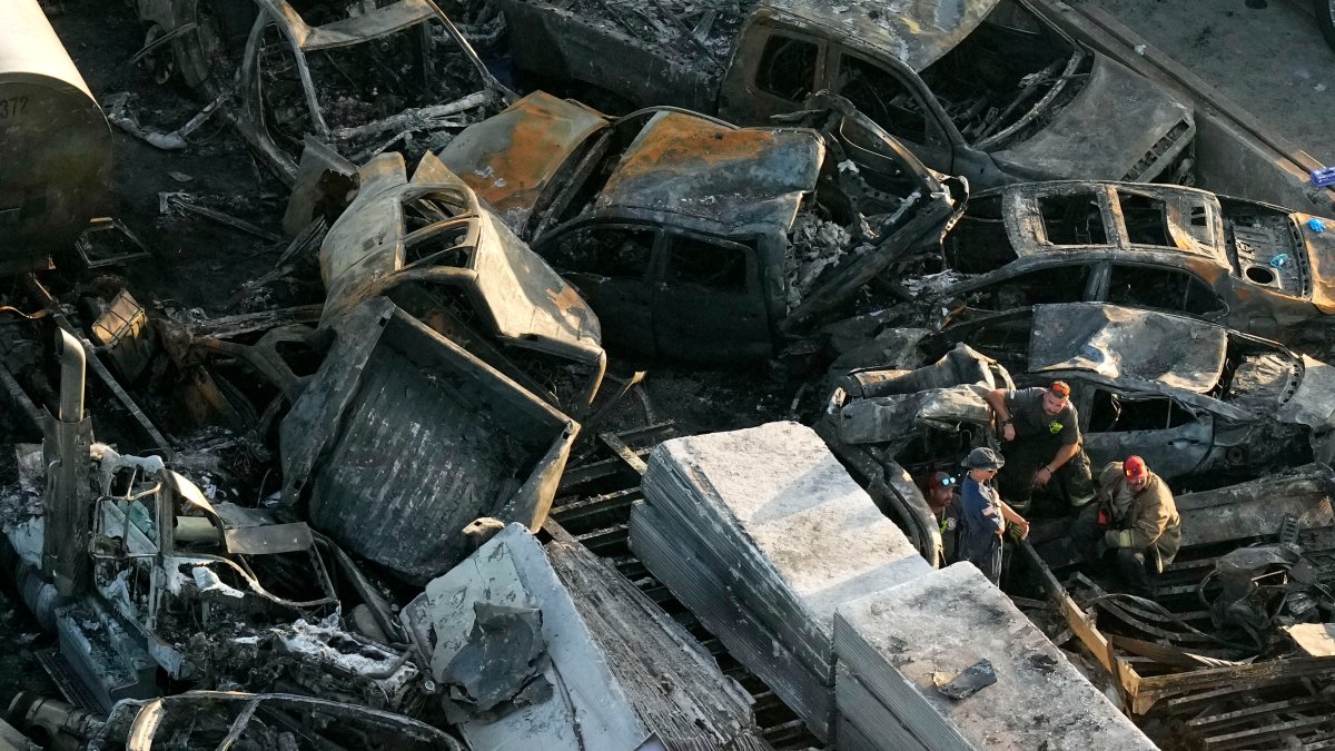'Superfog' made of fog and marsh fire smoke causes deadly pileups on a Louisiana highway – NBC Chicago - Vimarsana News