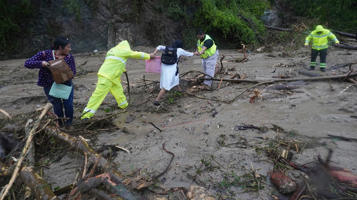 Hurricane Otis triggers landslides, massive floods in Mexico's Pacific coast – NBC Chicago - Vimarsana News