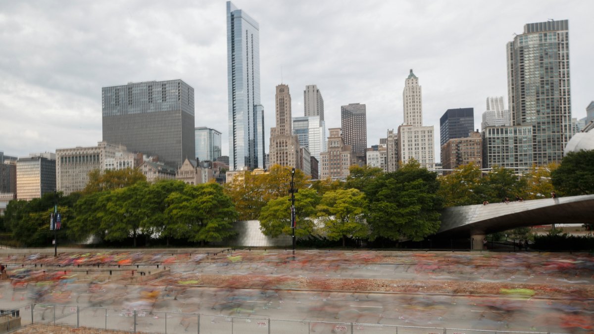 Can you cross the street along the Chicago Marathon course?