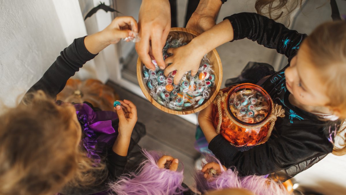 'Horrible parents': Mom and dad get shamed after sharing their Halloween candy tradition – NBC Chicago - Vimarsana News