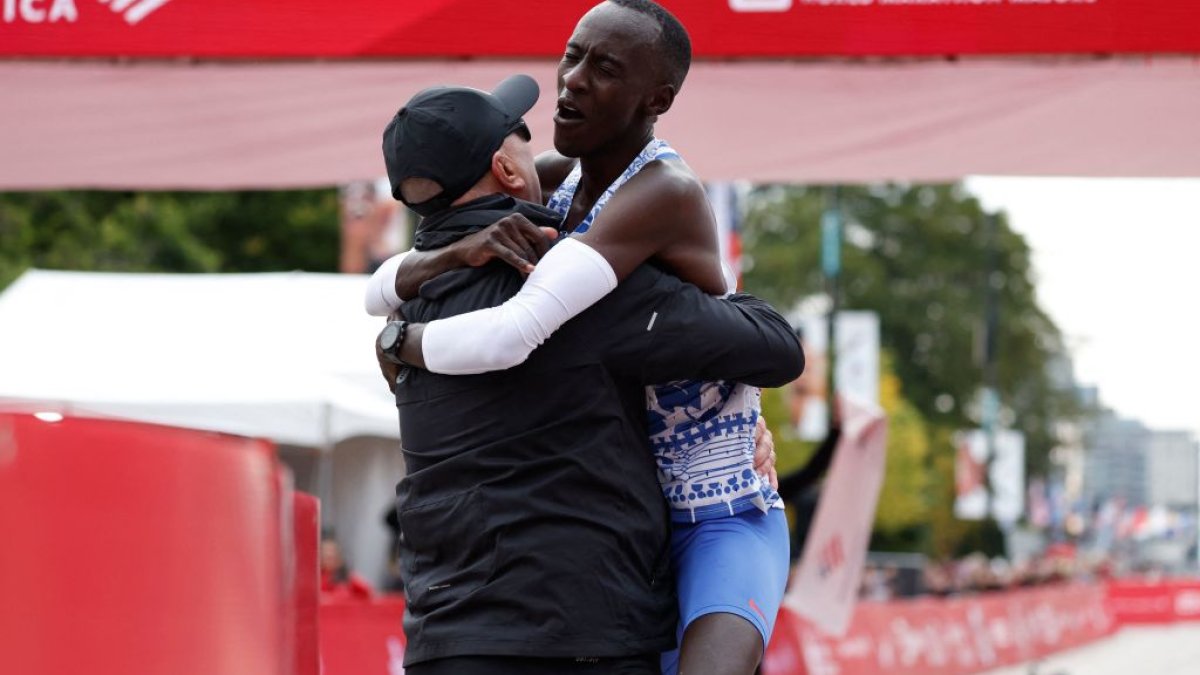 Kelvin Kiptum, winner of the 2023 Chicago Marathon, dies in Kenya car crash
