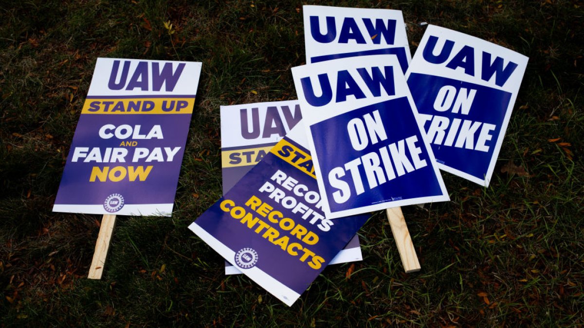 United Auto Workers increase number of workers on strike against General Motors – NBC Chicago - Vimarsana News