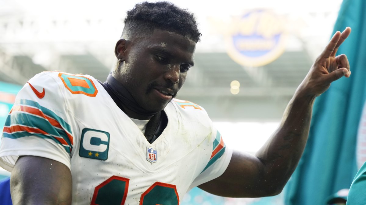 Dolphins' Tyreek Hill reaches 1,000 yards receiving in record time