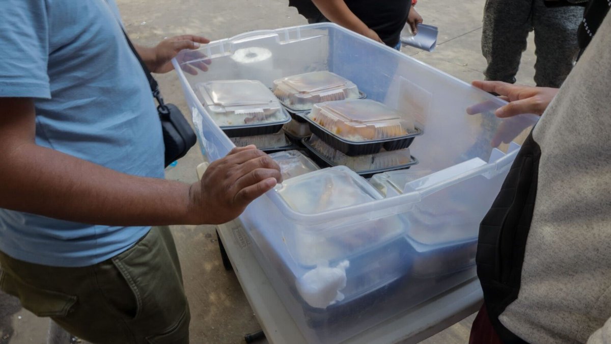 在等待工作许可期间，移民家庭在芝加哥街头卖起了自己国家的食物