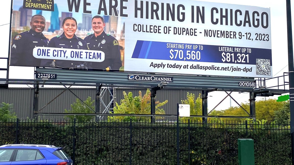 达拉斯警方在芝加哥地区的广告牌上宣传招聘活动
